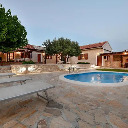 بيت للعطل In Lisicic With Wifi