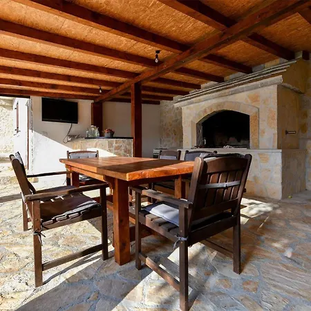Casa de Férias In Lisicic With Sauna *